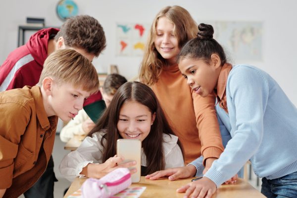 Foto de Max Fischer: https://www.pexels.com/es-es/foto/mujer-en-camisa-blanca-de-manga-larga-con-taza-de-ceramica-blanca-5212670/